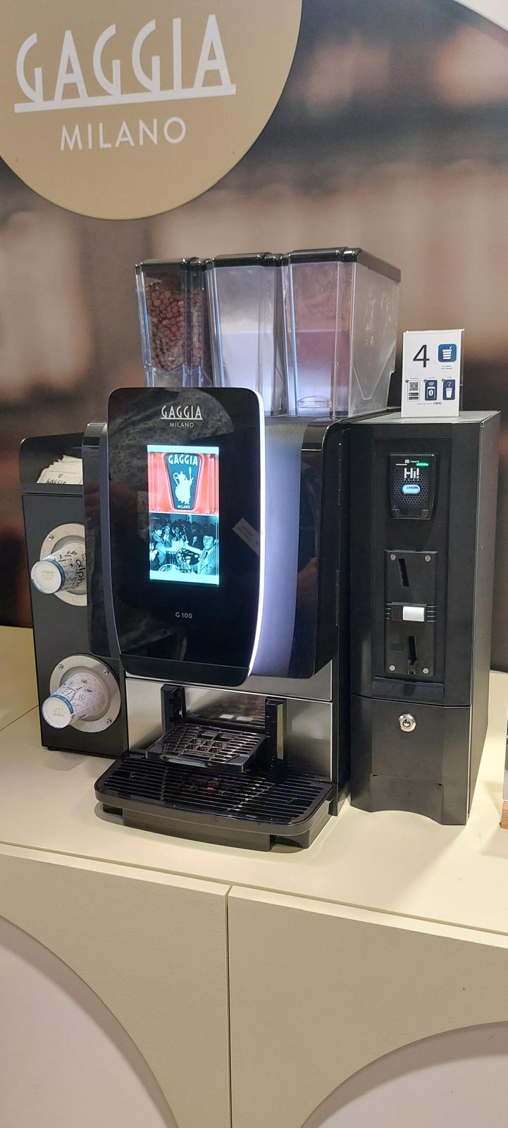 Distributeur de café moderne pour pause-café conviviale au bureau